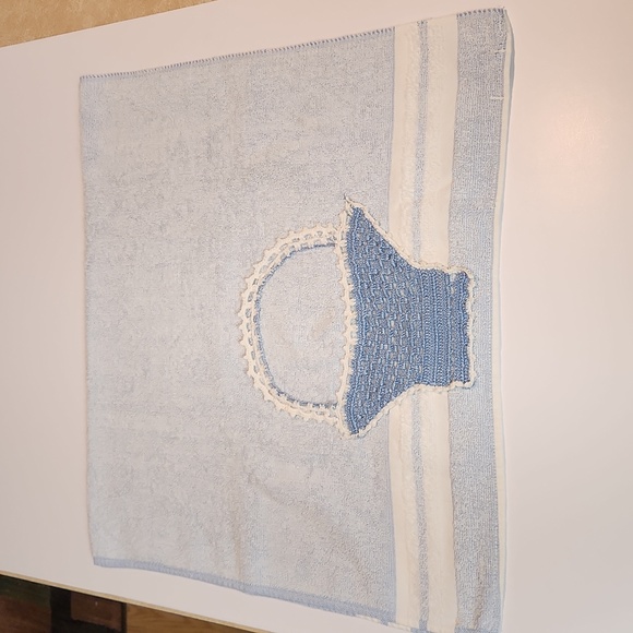 Unique vintage crocheted basket Cannon towel - Picture 2 of 5